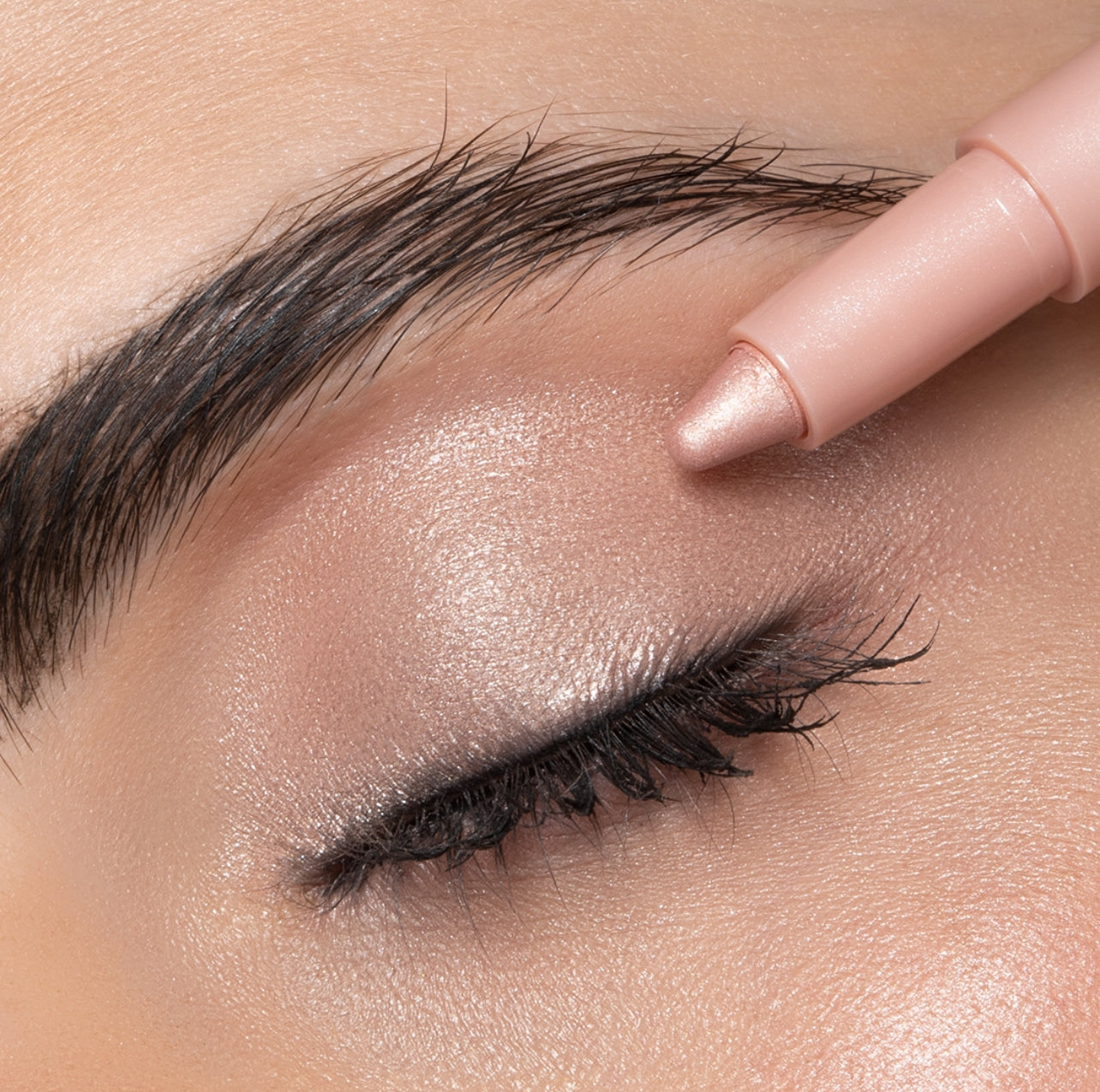 More Than This silmämeikkikynä helmiäinen vaaleanpunainen 67