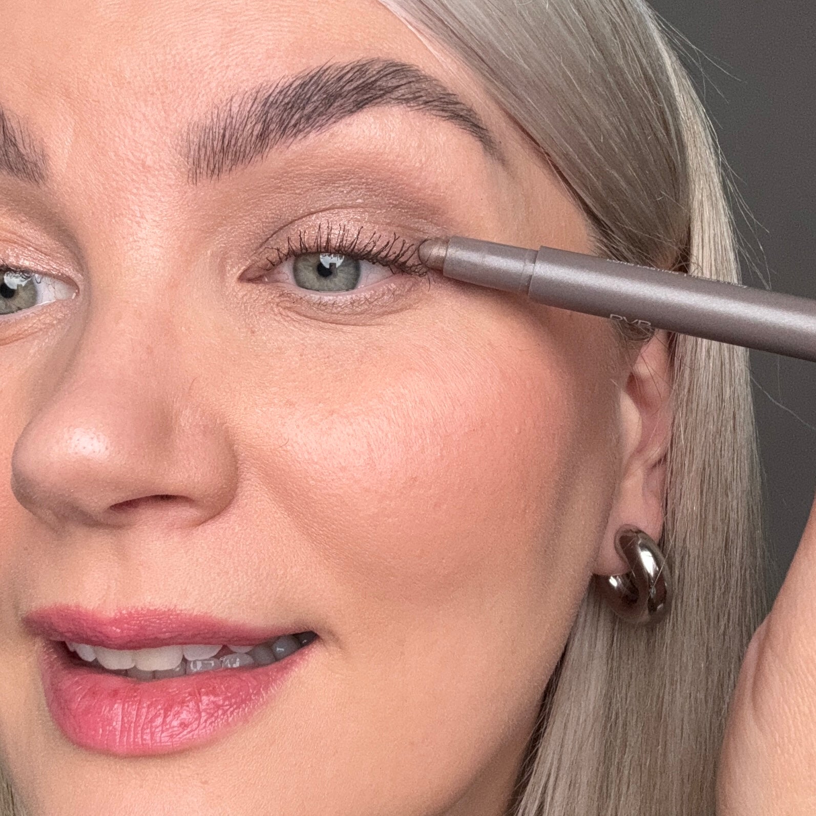 More Than This silmämeikkikynä helmiäinen perunankuori 68