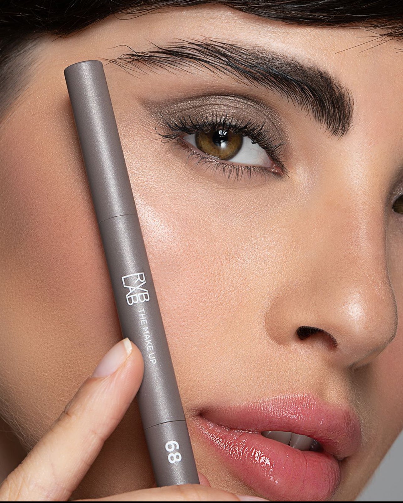 More Than This silmämeikkikynä helmiäinen perunankuori 68