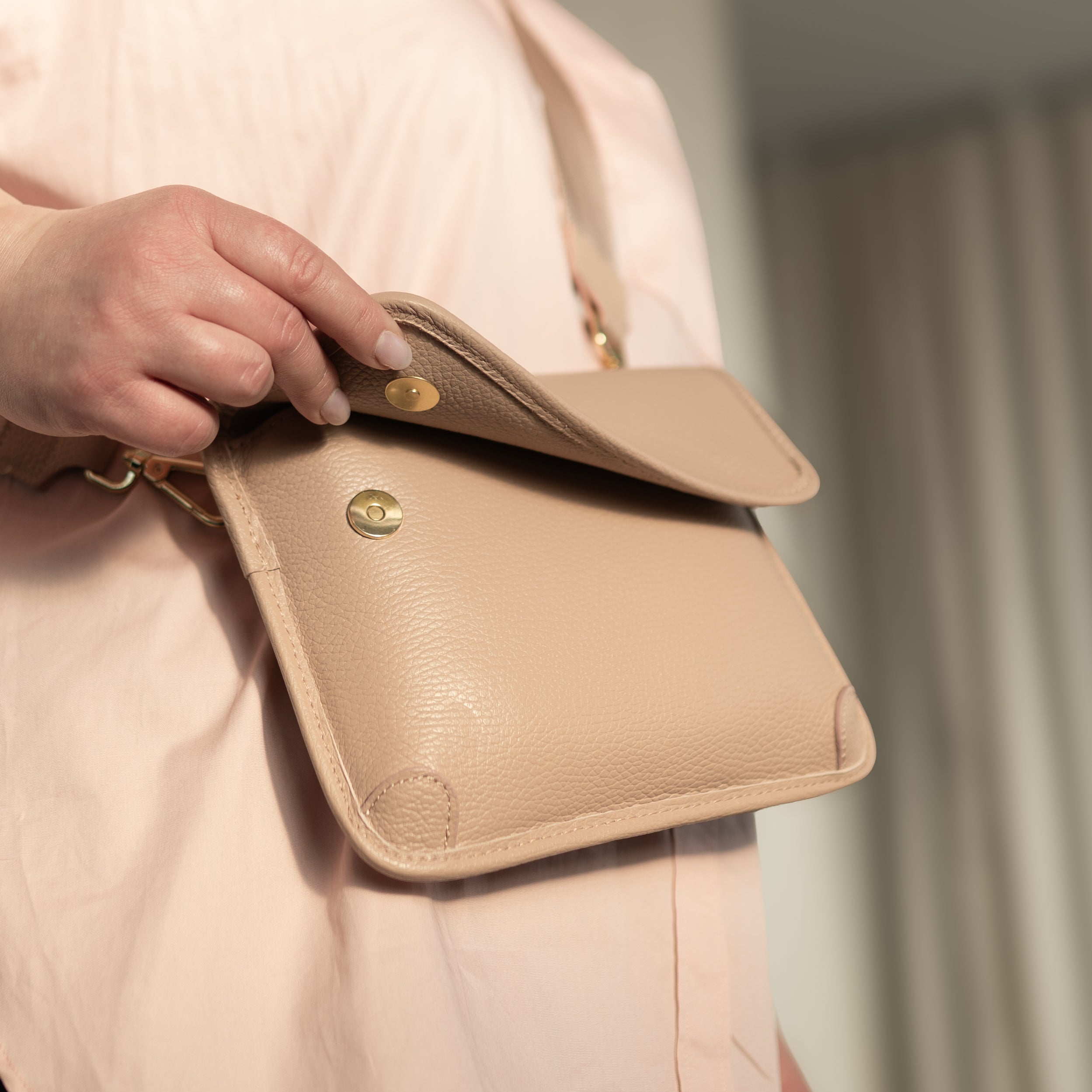 Tasca-nahkalaukku, puuteri/kulta