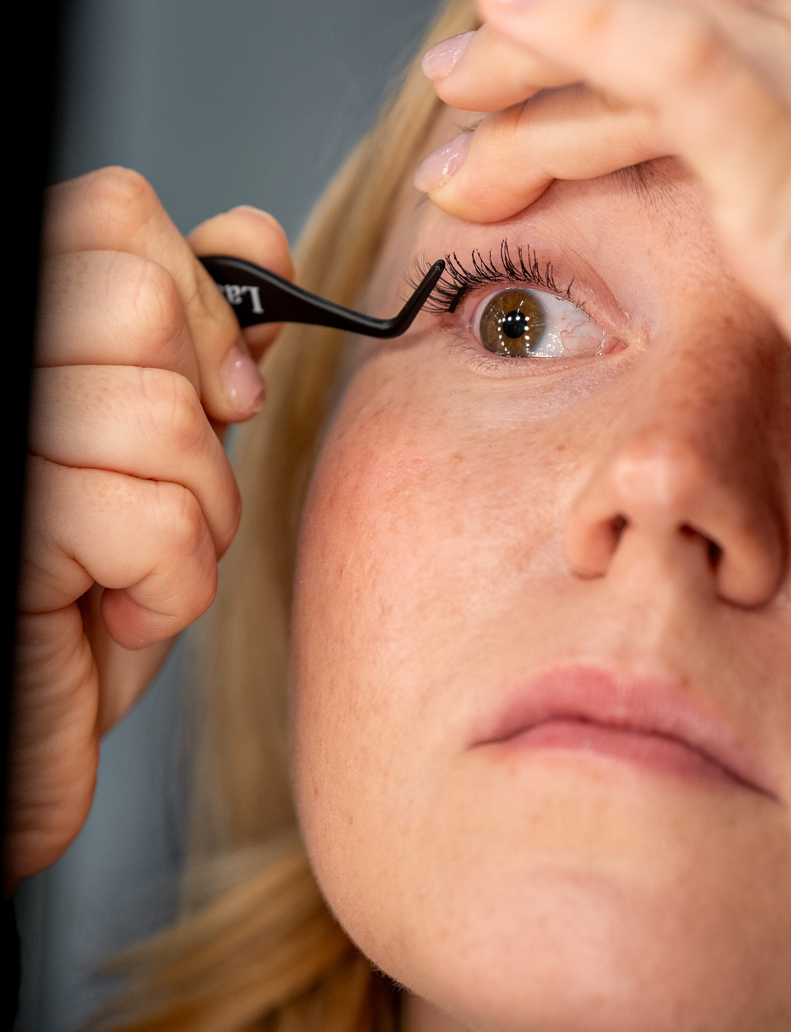 AIRE S EASY MIX BLACK GLUE itseliimautuvat ripsipalat