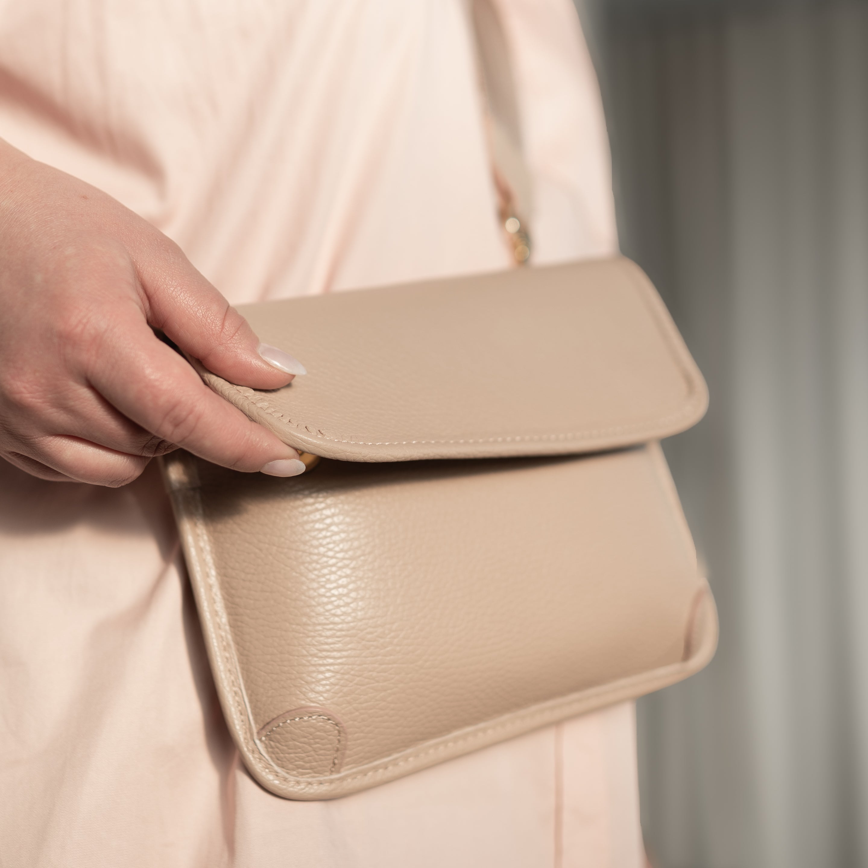 Tasca-nahkalaukku, puuteri/kulta