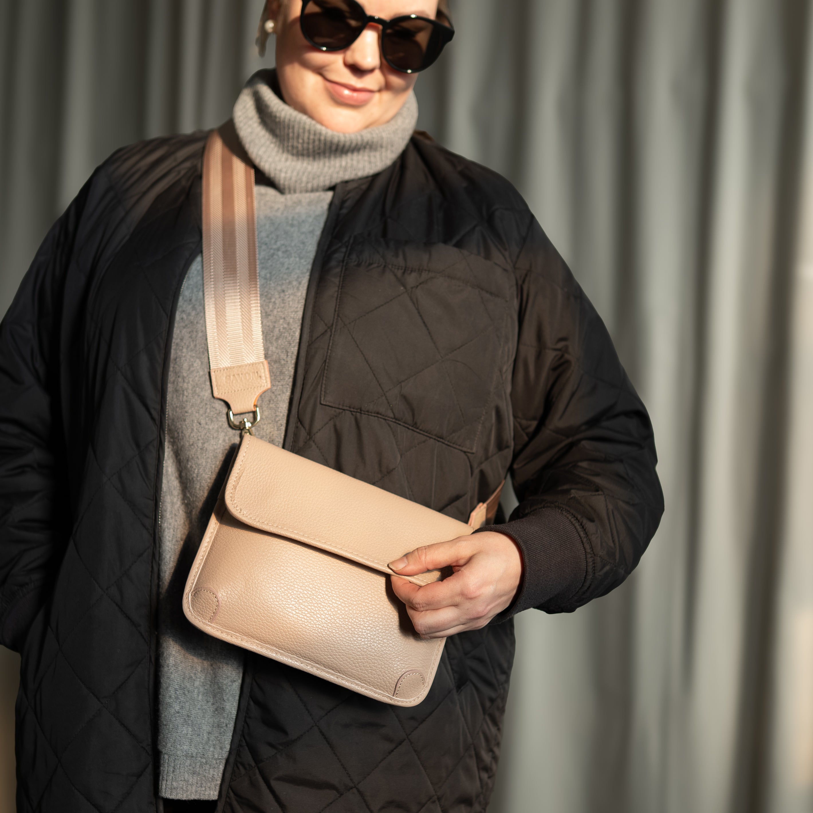 Tasca-nahkalaukku, puuteri/kulta